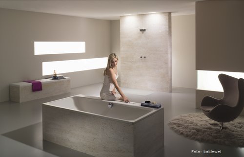 Die Design-Badewanne Asymmetric Duo ist auch iin matten Naturtönen erhältlich, die sich harmonisch mit neuen, natürlichen Wand- und Bodenmaterialien wie Stein oder Holz kombinieren lässt. Die Design-Badewanne Asymmetric Duo ist auch iin matten Naturtönen erhältlich, die sich harmonisch mit neuen, natürlichen Wand- und Bodenmaterialien wie Stein oder Holz kombinieren lässt.